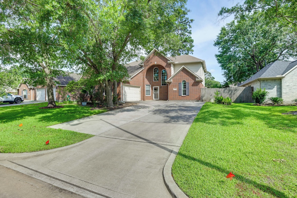 4 Mi to Old Town Spring: Family Retreat w/ Yard!