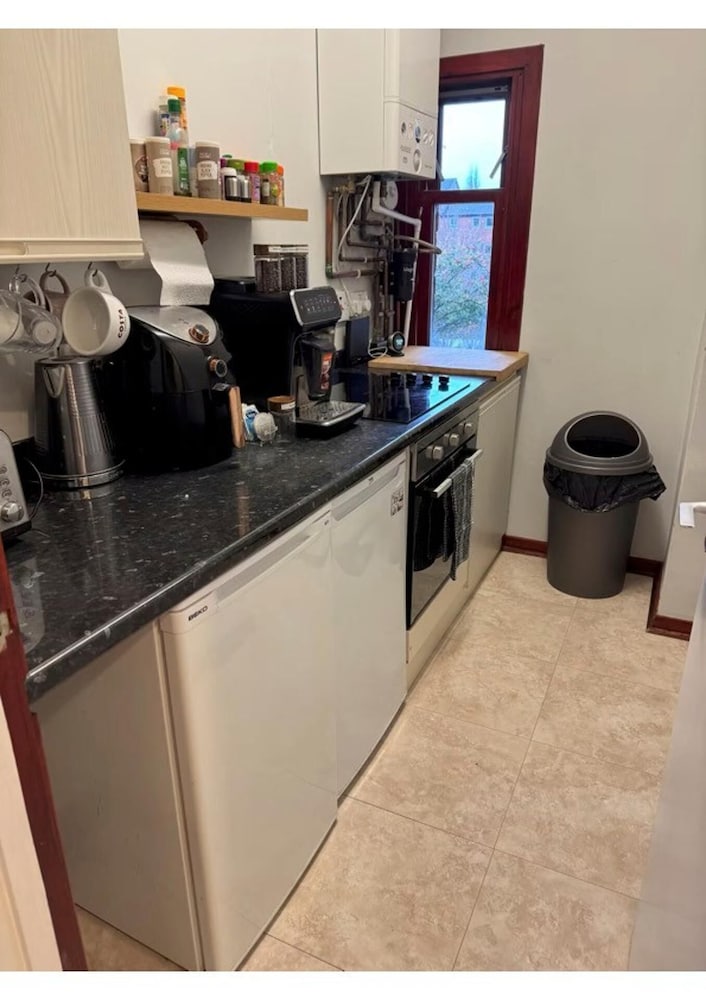 West-end 2 Bed Flat Entire Place w/ Free Parking