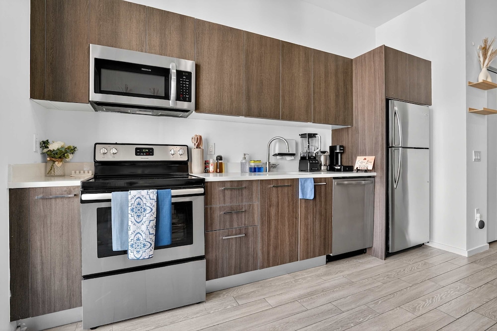 CBD Luxepad Penthouse Studio 1 King Bed Gorgeous Bay Views Pool Hottub Gym Restaurants
