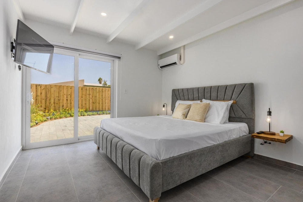Luxurious Oasis Mins to Beach King Beds Pool
