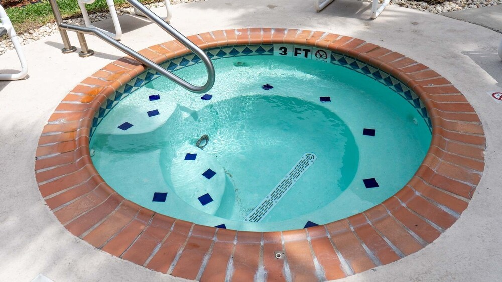 Cozy Family Retreat Steps To Beach Pool / Hot 2 Bedroom Apts