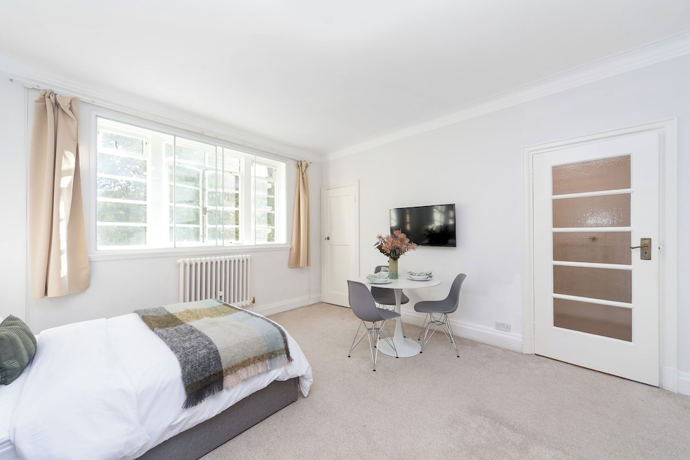 Beautifully Presented Centrally Located Studio apt