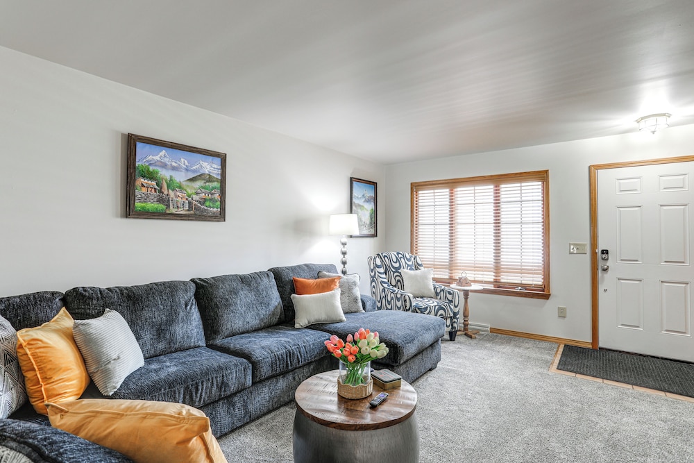 Townhome w/ Patio: 1 Mi to Clearfield Riverwalk