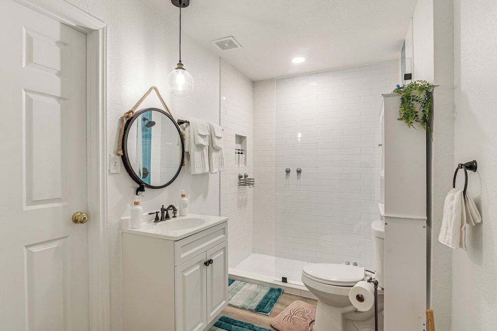 < 1 Mi to Beaches: Galveston Retreat w/ Patio!
