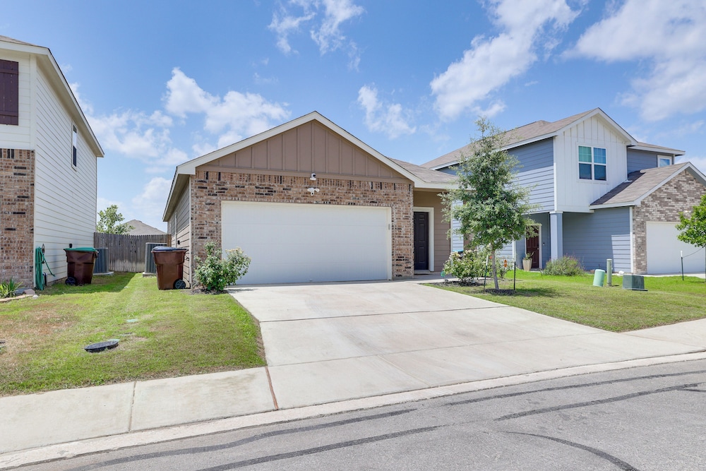 Pool Access: Family Home w/ Yard Near Lackland AFB