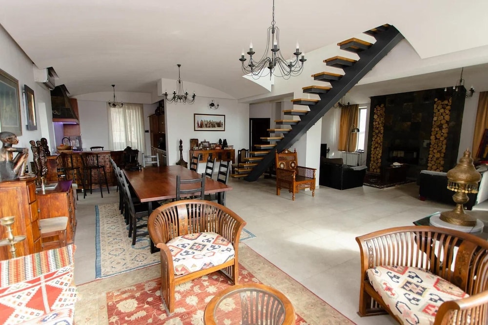 4 Bed Villa Estate Sleeps 7 - Pool, Garden, Sauna