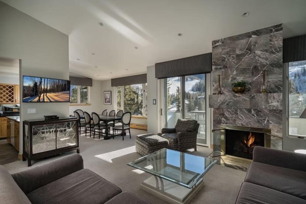 Vail Village 3 Bedroom Condo at the Covered Bridge - Pool, hot tub & More!