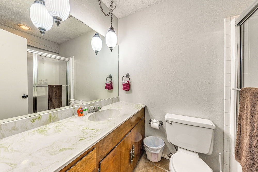 Half-mi to Midtown: Family Retreat w/ Mtn Views!
