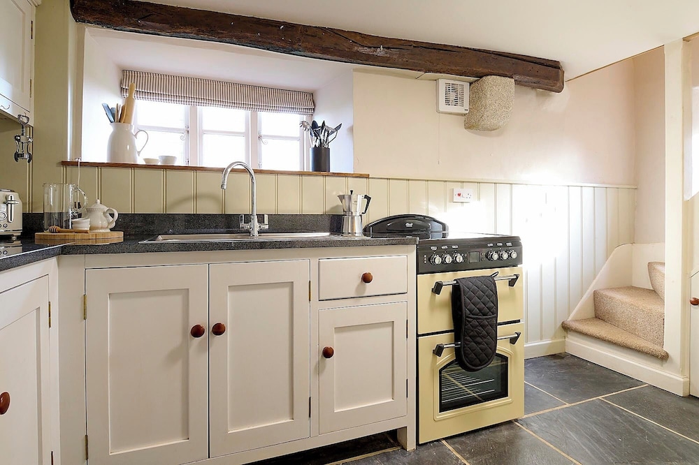 Drewe Arms Bunk Rooms & Church Cottage