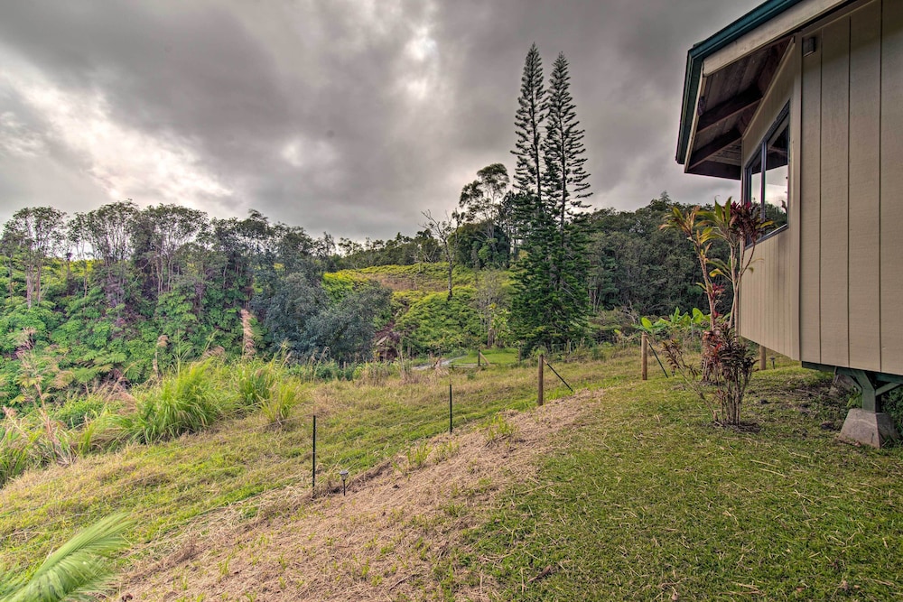 Hilo Couples Retreat  6 Miles to Honoli'i Beach! - Property Image 8