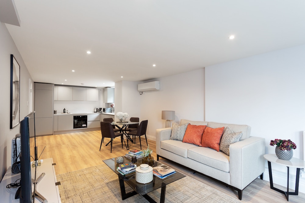 The Carlyle - Elegant Serviced Apartments