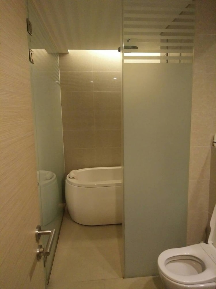 S39- 1 Bedroom Downtown Apt With Balcony and Pool