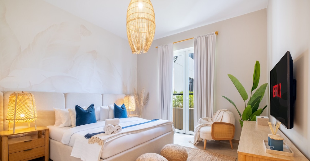 LUX The La Mer Luxury Burj View Suite 3