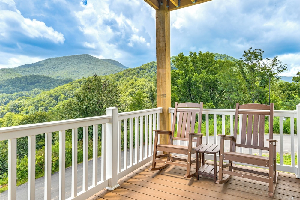Near Hiking: Mtn-view Maggie Valley Escape!