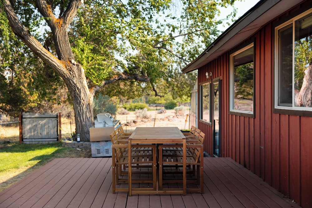 Smith Rock Base Camp Sleeps 6!