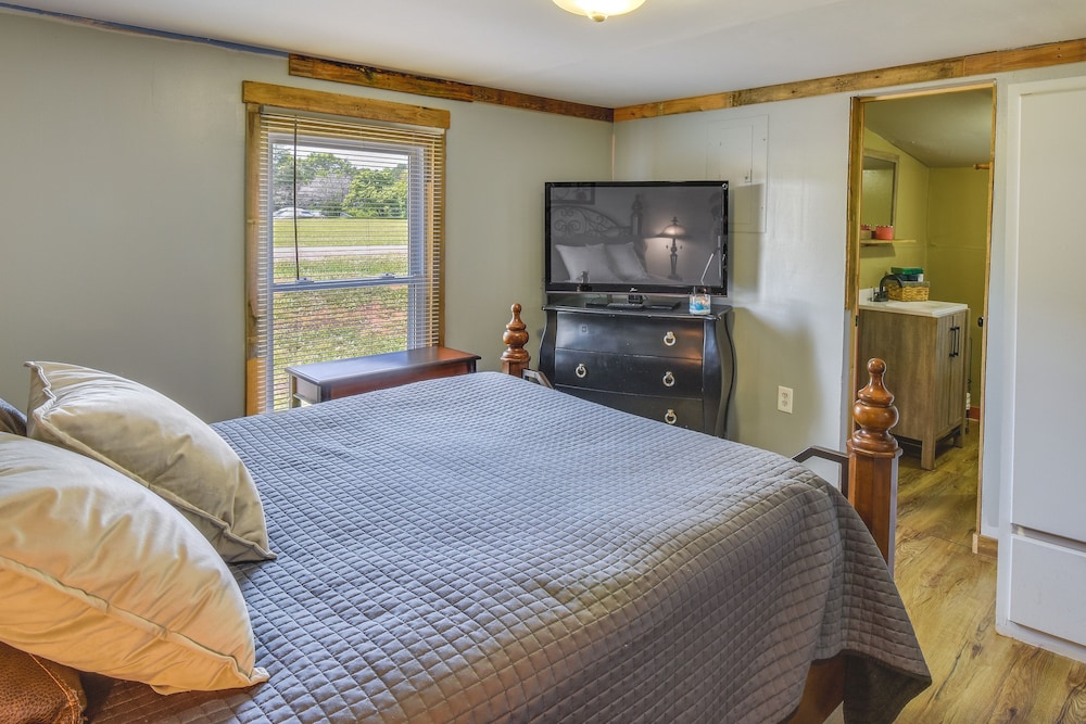 Cozy Cabin Near Lake Hartwell & Clemson University view 5