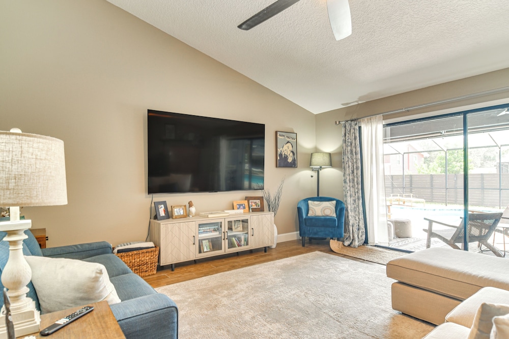 2 Blocks to Golf Course: Spacious Tampa Home!