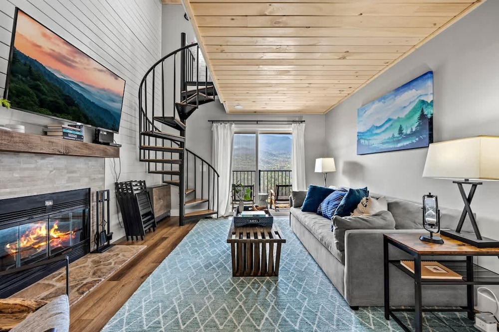 Loft Sleeps 8 Views Indoor Pool Access