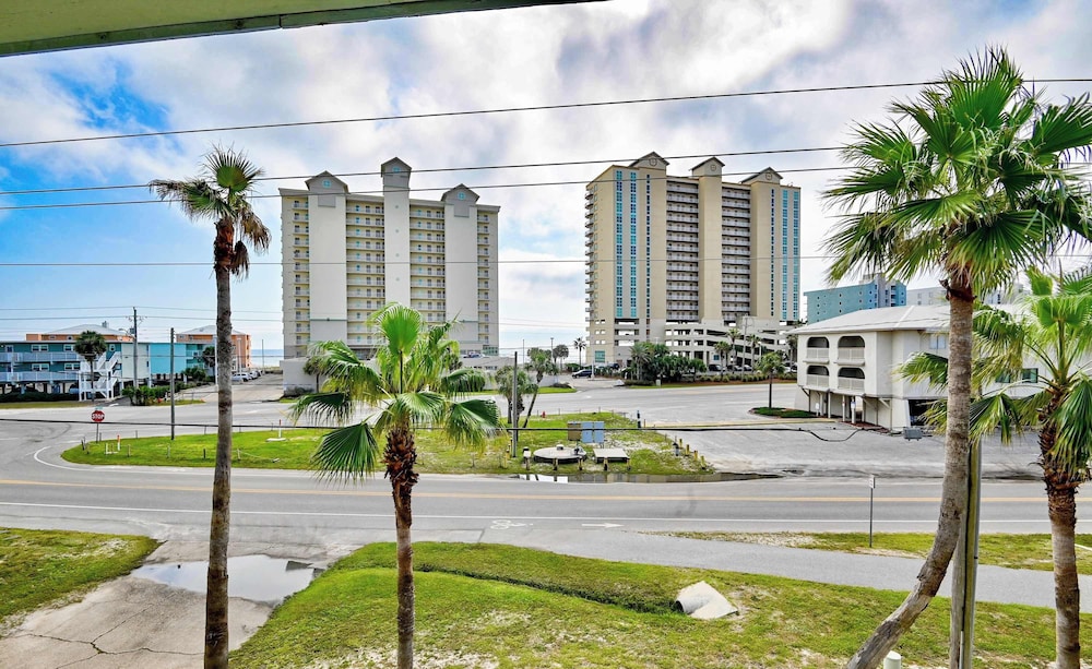 Walk to Beach Pool Sleeps 6!