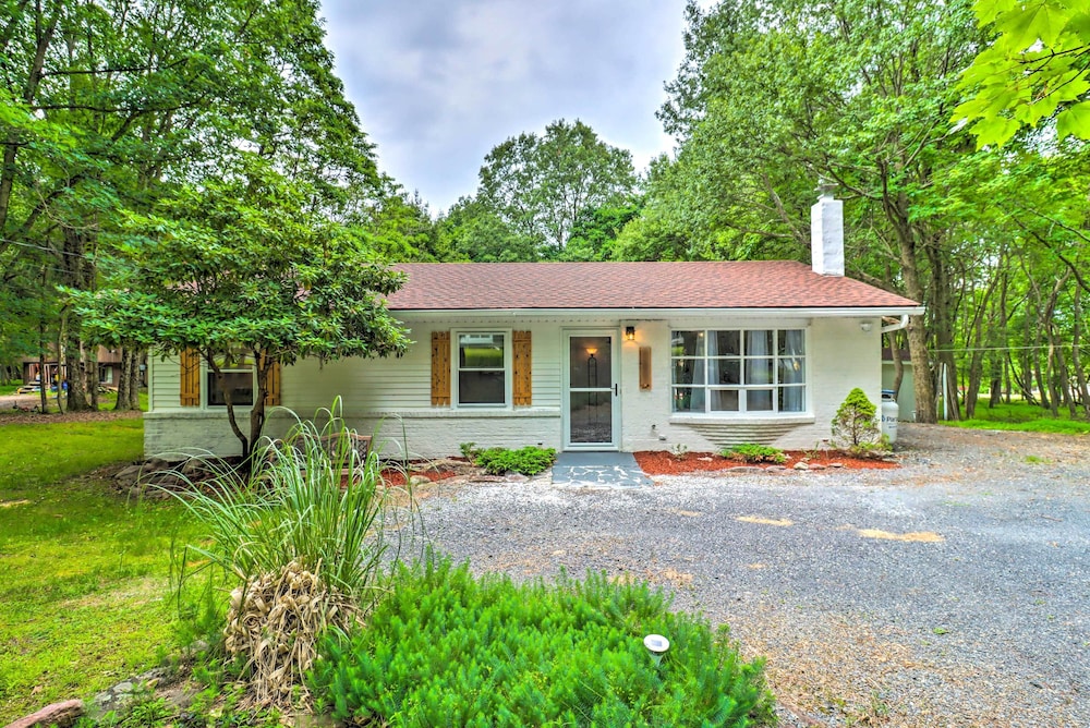 Albrightsville Retreat: Walk to Community Lake!