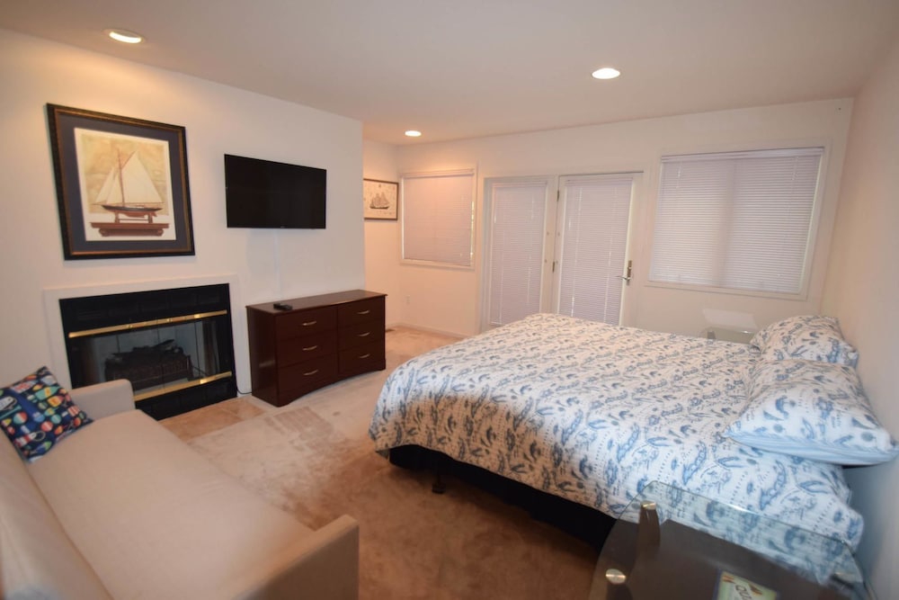 Tunnel Avenue 14106 2 Bedroom Home by RedAwning