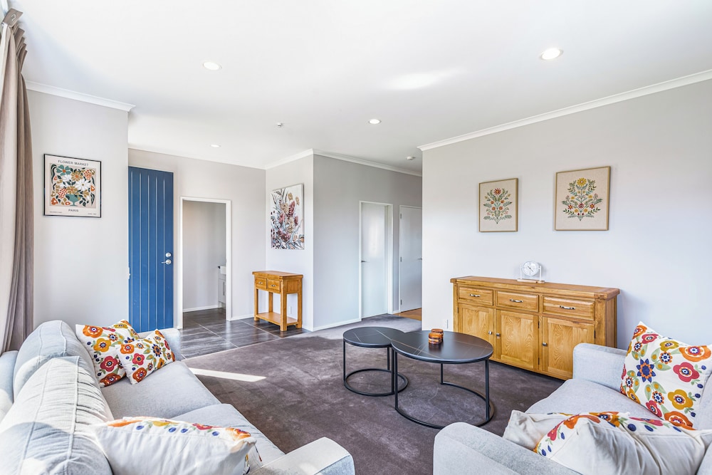 Comfy 4BR Home w/ Mt. Wellington View Zodiak Stays