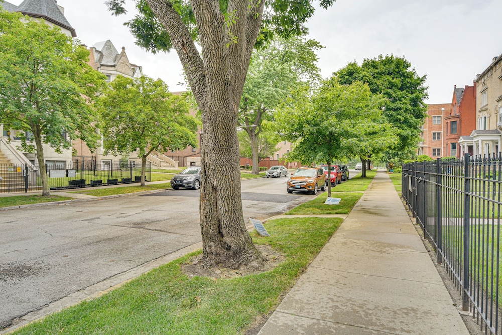 Walk to Lake Michigan: Chicago Apt w/ Deck