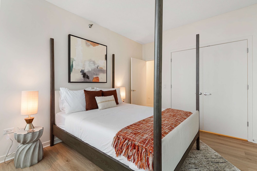 Brand-new 3BR City Views Prime West Loop Spot