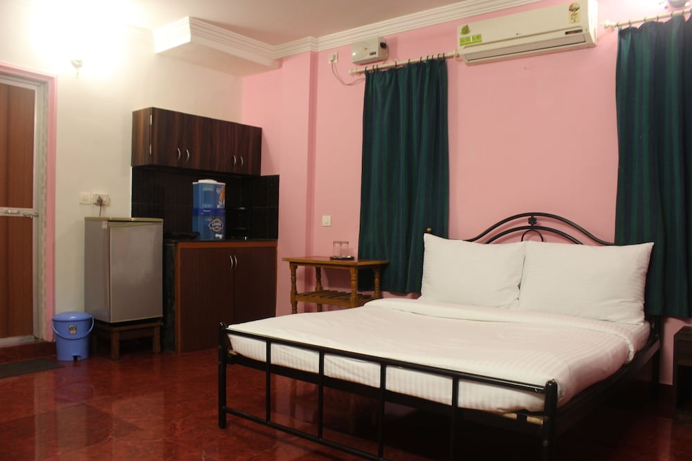 OYO 6453 Home Studios behind KFC Calangute