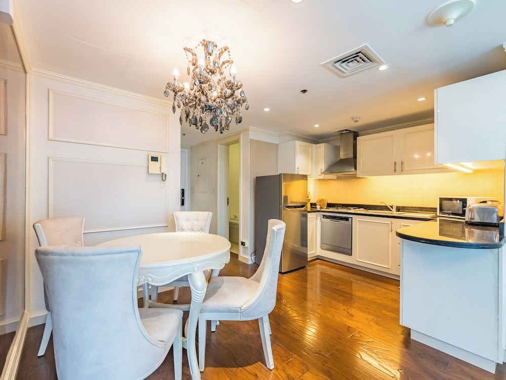 Luxury Spacious Condo in the Iconic Park Towers