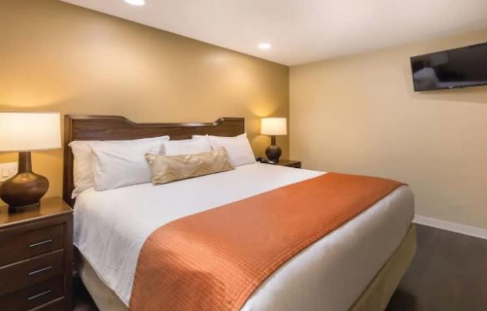 Private One Bedroom Condo on Golf Course, free parking view 5