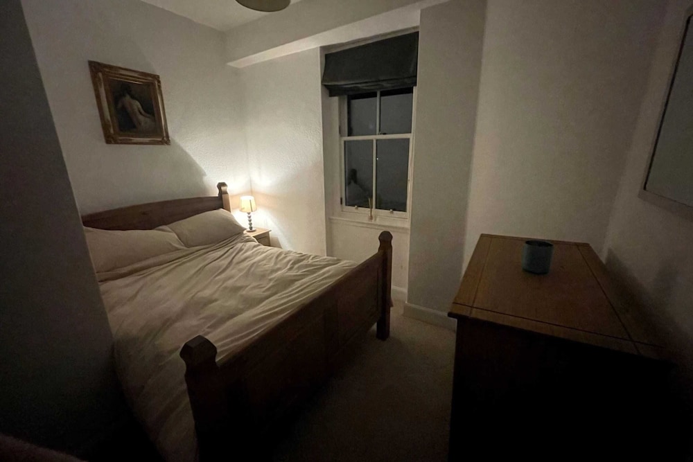 Cosy 2 Bedroom Apartment in the Heart of Leith view 3