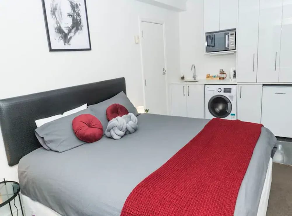 Chic Central Apt with Gym and Pool by Zodiak Stays