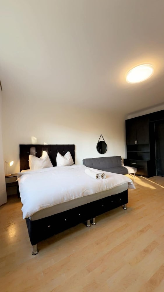 Cozy Garden Villa near Danube For 16P