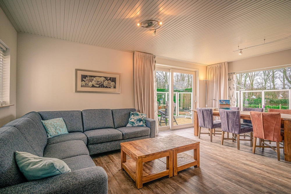 Modernly Furnished 6-person Bungalow in the Seaside Resort of De Koog