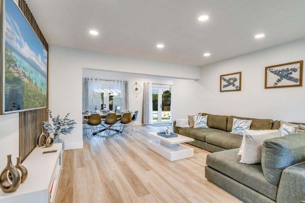 Friendly Fox Luxury Pool & Spa - Near Dt & Beach 4 Bedroom Home