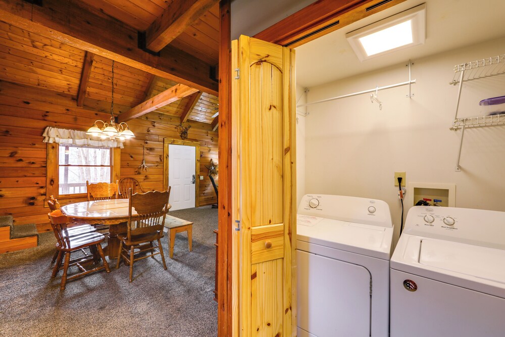 Family Log Cabin w/ Mtn Views, 2 Mi to Tube World!