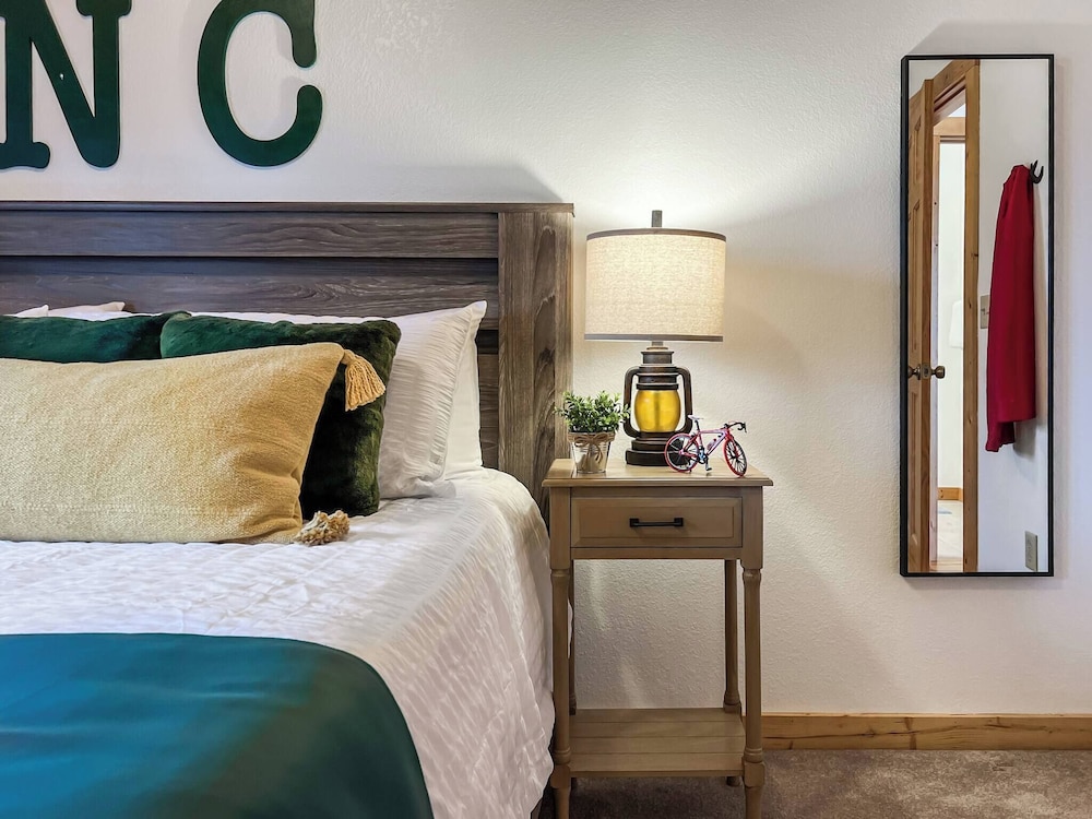 3 Kings 4 Bunks-sleeps 10-smart TV X6-parking out Front-full Kitchen-hot Tub