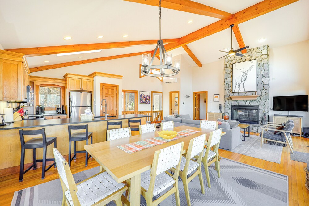 Deck, Fire Pit & Game Room: Beech Mountain Retreat
