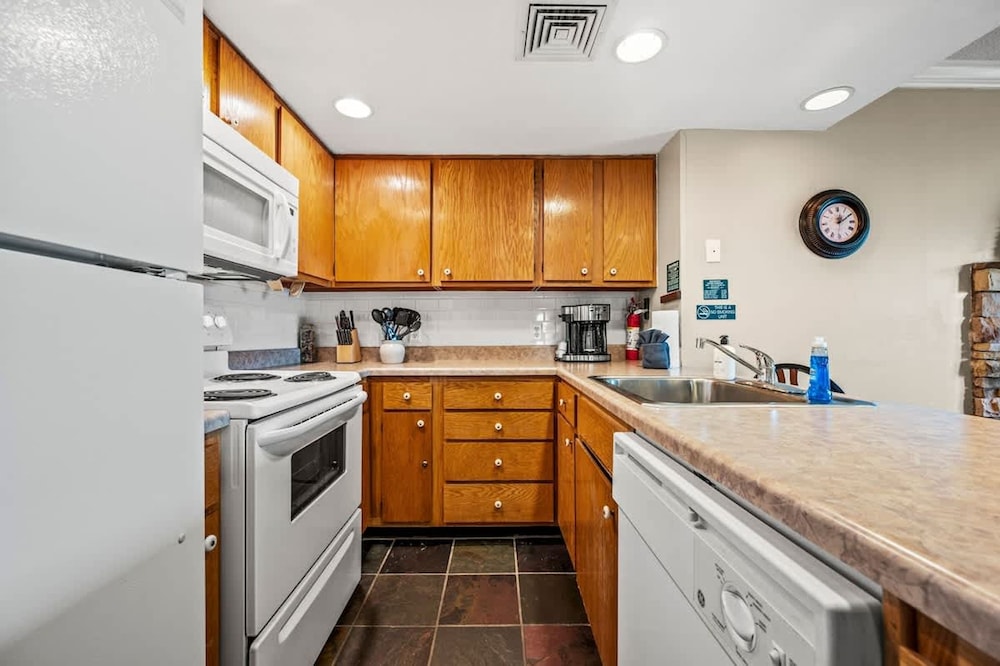 Sleeps 6 Full Kitchen Indoor Pool Mountains Views