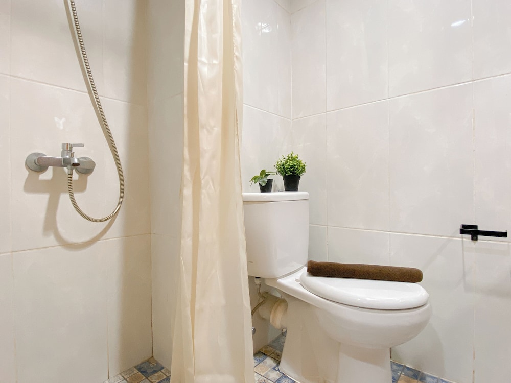 Peach Tone Studio At Evenciio Margonda Apartment