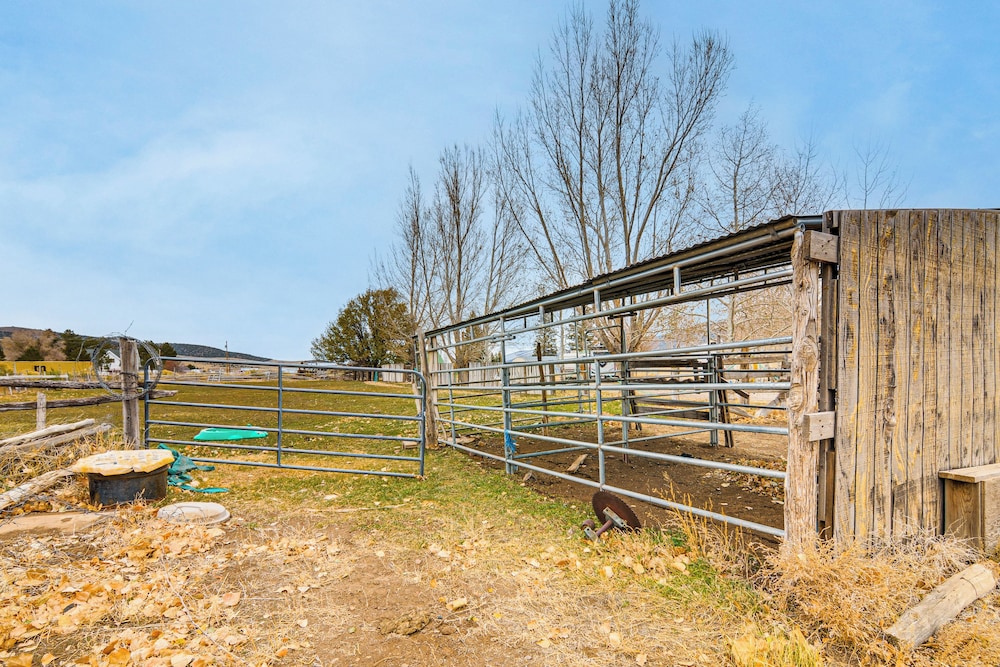 Mtn-view Cabin w/ Horse Pasture in Koosharem