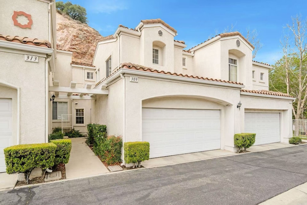 Bright Townhome Retreat With Private Patio Walk Trails