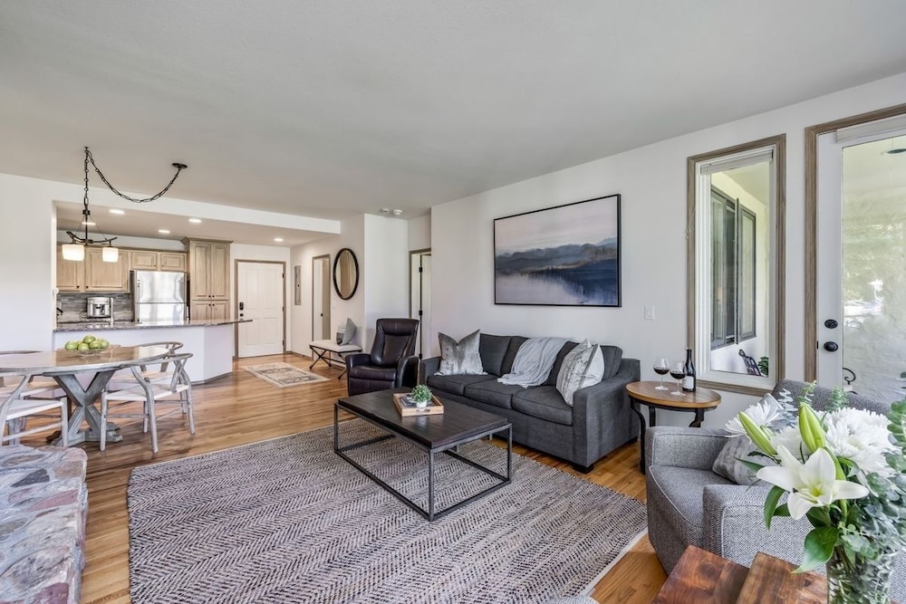 Stunning Renovated 2 Bedroom in Arrowhead Village! Studio Condo