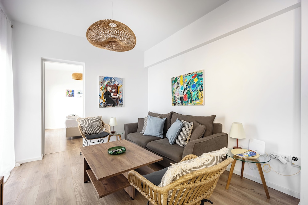 Cozy 2BR Near Metro Acropolis View
