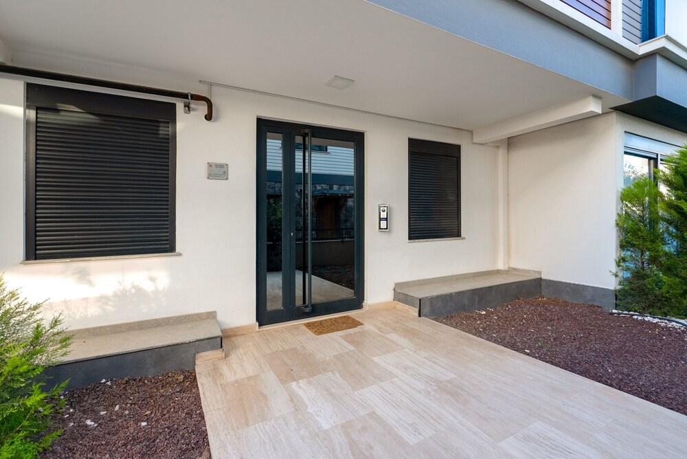 Modern Flat w Patio and Garden 5 min to Lara Beach