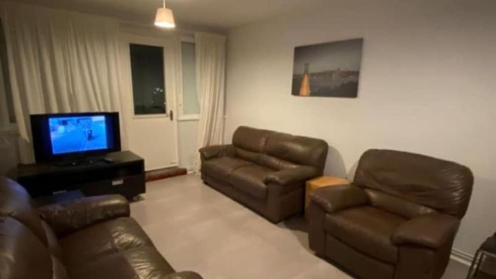 Room in Apartment - Normanton - Family Room With Balcony view 3