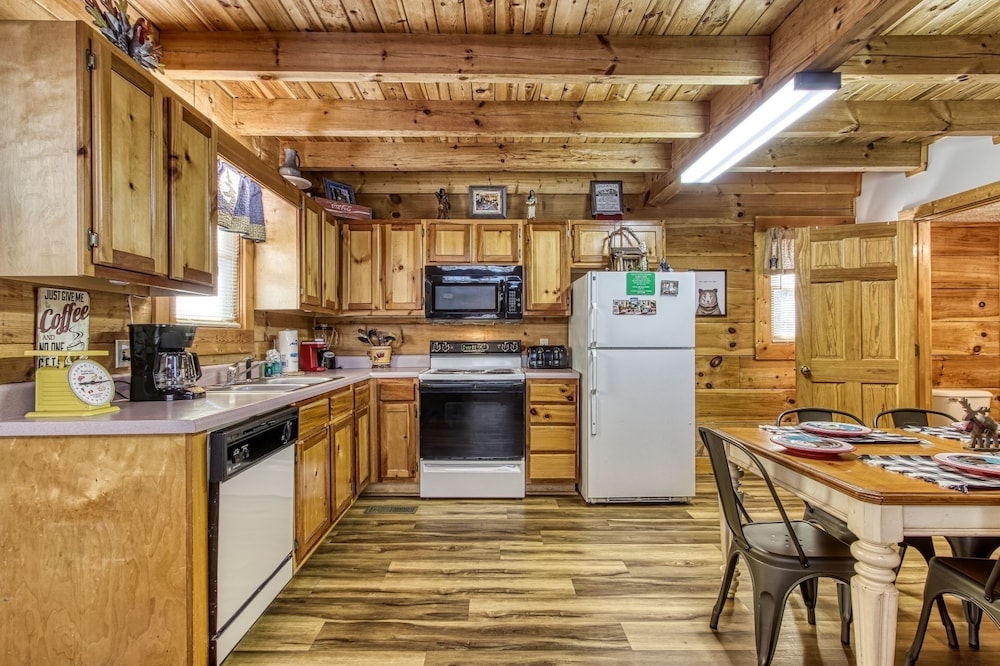Er83 - Savage Loft - Your Close To The Action Cabin Getaway 2 Bedroom Cabin by RedAwning view 4