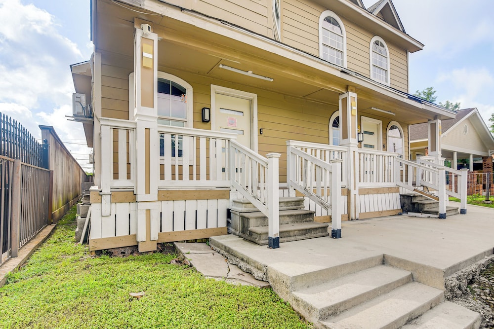 2 Mi to Dtwn, Steps to Dining: Houston Haven!