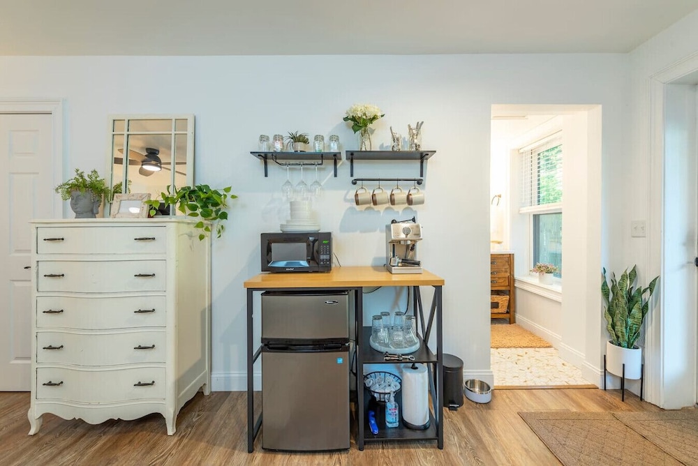 Pet Friendly Studio Near Biltmore w Espresso bar